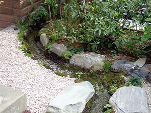 ハセドンさんの小川 玄関前の門塀脇