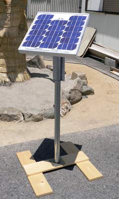 ソーラーパネル取付金具を用いた設置例（支柱パイプと木製足台部分はセットに含まれません）